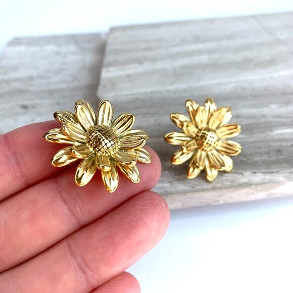 New ~ Anthropologie Shashi Daffodil Gold Flower Stud Earrings - Picture 8 of 9